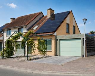Op zoek naar een ruime en kindvriendelijke woning op een rustige locatie? Deze halfopen bebouwing, gelegen in een doodlopende straat, biedt alles wat een gezin nodig heeft. Via de inkomhal met gastentoilet betreedt u de aangename leefruimte met zithoek en eetplaats. De open keuken sluit hier naadloos op aan en geeft uit op de onderhoudsvriendelijke tuin, ideaal voor spelende kinderen en gezellige momenten buiten.<br /><br />De woning beschikt over een praktische berging met wasruimte. Op het gelijkvloers bevinden zich twee slaapkamers. De eerste verdieping herbergt nog drie extra slaapkamers en een volledig uitgeruste badkamer met inloopdouche, lavabo, toilet en bidet. Extra bergruimte vindt u op de ruime zolder, bereikbaar via een luik.<br /><br />De tuin met terras en twee tuinbergingen is onderhoudsvriendelijk aangelegd. Tot slot is er een grote carport voor meerdere wagens en bijkomende parkeergelegenheid op de oprit. Een perfecte gezinswoning met veel ruimte en comfort.<br /><br />Extra troeven<br /><br />
<ul>
<li>zonnepanelen</li>
<li>airco</li>
<li>regenwaterput van 5000 l</li>
<li>doodlopende straat</li>
<li>instapklaar</li>
<li>nabij belangrijke invalswegen, winkels, scholen</li>
</ul>
<br />Deze woning is te koop ZONDER makelaar via het concept van Smart Houses. Opendeur zondag 31/05 tussen 10u en 12u. Wenst u verdere inlichtingen of een bezoek? Contacteer rechtstreeks de eigenaar via 0495/47.97.90