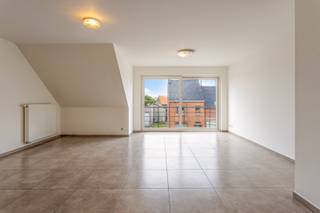 Te Houthulst bieden we u dit instapklaar en ruime duplex appartement aan. Het appartement bevindt zich op de tweede en derde verdieping...