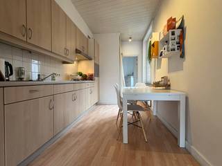 <p>Dit charmante appartement is gelegen op de tweede verdieping van een kleinschalig gebouw en is bereikbaar via de trap. <br />Het beschikt over een lichtrijke woonkamer met een prachtig uitzicht op de Sint-Pauluskerk.<br /><br />De open keuken is uitgerust met een gasfornuis, dampkap en koelkast met diepvries. <br />Verder is er een volwaardige slaapkamer met aansluitend een badkamer voorzien van douche en lavabo. Een apart toilet is eveneens aanwezig.<br /><br />Het appartement bevindt zich op een uitstekende ligging, in de nabijheid van het station Gent-Sint-Pieters, de Kortrijksesteenweg en de Koning Albertlaan. <br />Gelegen in een aangename woonomgeving met historische charme, vlak bij de Sint-Pauluskerk.<br /><br />Geen syndic kosten!</p>