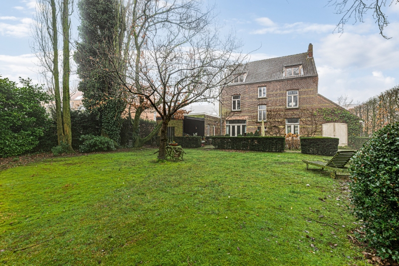 Instapklare en zeer centraal gelegen (deels gemeubelde) ruime herenwoning op 1498m2 met 5 SLK, garage & parktuin - foto 3