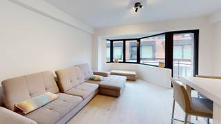 Dit appartement op de eerste verdieping beschikt over een open leefruimte met een aangename lichtinval. De leefruimte sluit aan op de open keuken, die praktisch is ingericht.<br />De slaapkamers zijn rustig gelegen en afgewerkt in neutrale kleuren.<br />Een instapklare woonst met een logische en comfortabele indeling.