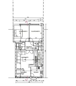<p><strong><span>Ruim 2-slaapkamerappartement op centrale ligging</span></strong></p>
<p><span>Bent u op zoek naar een ruim appartement, centraal gelegen en op wandelafstand van het openbaar vervoer? Dan is dit appartement zeker het bekijken waard.</span></p>
<p><span>Het appartement bevindt zich op de </span><strong><span>tweede verdieping</span></strong><span> van een kleinschalig gebouw met slechts drie appartementen. Via de gemeenschappelijke traphal bereikt u de inkomhal, die toegang biedt tot een apart toilet, een handige bergkast, twee ruime slaapkamers, de badkamer en de lichte woonkamer.</span></p>
<p><span>De woonkamer sluit aan op de ingerichte keuken. Vanuit de keuken heeft u toegang tot een klein staanterras van </span>ca. 1,5 m²<span>.</span></p>
<p><span>Het appartement is momenteel </span><strong><span>verhuurd</span></strong><span>, wat het ook interessant maakt als investering.</span></p>
<p><span>Achteraan het gebouw bestaat bovendien de mogelijkheid om </span><strong><span>een garage of berging aan te kopen</span></strong><span>.</span></p>
<p><strong><span>Kenmerken:</span></strong></p>
<ul>
<li>
<p><span>Bewoonbare oppervlakte: </span><strong><span>82 m²</span></strong></p>
</li>
<li>
<p><strong><span>2 ruime slaapkamers</span></strong></p>
</li>
<li>
<p><strong><span>EPC-label D</span></strong></p>
</li>
<li>
<p><span>Dak geïsoleerd</span></p>
</li>
<li>
<p><span>Elektrische installatie conform</span></p>
</li>
<li>
<p><span>Verwarming via elektrische accumulatie</span></p>
</li>
<li>
<p><span>Klein staanterras van ca. 1,5 m²</span></p>
</li>
<li>
<p><span>Momenteel verhuurd</span></p>
</li>
<li>
<p><span>Mogelijkheid tot aankoop van garage of berging</span></p>
</li>
</ul>
<p><strong><span>Interesse?</span></strong><span> Maak tijdig uw afspraak en ontdek zelf de mogelijkheden van dit appartement.</span></p>