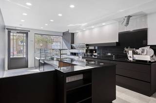 Propriété commerciale d'environ 62 m² avec une maison à louer dans le centre de Lauwe. MISE EN PAGE : Rez-de-chaussée : - un espace commercial avec...