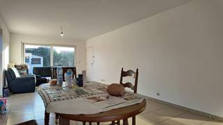 Deze verzorgde woning biedt een aangename combinatie van ruimte, licht en comfort. Met een doordachte indeling, een zonnige tuin en een inpandige garage is dit een ideale thuis voor wie rustig en comfortabel wil wonen.<br /><br /><strong>Ligging</strong><br /><br />De woning is gelegen in de Oude Staatsbaan te Adegem en geniet van een vlotte verbinding. Dankzij deze gunstige ligging zijn dagelijkse voorzieningen en belangrijke invalswegen vlot bereikbaar, terwijl u toch kan genieten van een aangename woonomgeving.<br /><br /><strong>Indeling van de woning</strong><br /><br />Via de inkomhal met gastentoilet betreedt u de woning. De gelijkvloerse verdieping omvat een zonnige woonkamer met aansluitend een ingerichte keuken, wat zorgt voor een aangenaam en open leefgevoel. Op de verdieping bevinden zich drie volwaardige slaapkamers, een praktische bergruimte en een badkamer uitgerust met zowel een ligbad als een douche. Daarnaast beschikt de woning over een ruime inpandige garage.<br /><br /><strong>Extra troeven</strong><br /><br />✅ Bewoonbare oppervlakte van ca. 160 m²<br />✅ EPC-label B<br />✅ Zuidgerichte tuin met terras en tuinhuis<br />✅ Inpandige garage met veel bergruimte<br />✅ Beschikbaar vanaf 1 maart 2026<br /><br /><em><strong>Interesse? Plan uw bezoek in via onze website!</strong></em>