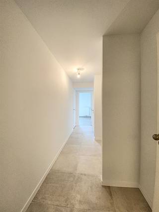 <p><span>APPARTEMENT MODERNE DE 3 CHAMBRES, TERRASSE &amp; PLACE DE PARKING</span></p><p><span> </span></p><p><span>À Saint-Nicolas, nous découvrons la résidence « 't Fineer ». Un emplacement de choix pour ceux qui souhaitent profiter de la vie au cœur du Waasland. Nous sommes à quelques minutes de la gare, du marché, de plusieurs écoles, de supermarchés… Bref, l’endroit idéal pour ceux qui souhaitent profiter pleinement de la vie urbaine. </span></p><p><span> </span></p><p><span>L'appartement se trouve au deuxième étage. Une fois arrivés au premier étage, nous accédons à l'appartement par le hall d'entrée. Celui-ci donne accès à trois chambres, à la salle de bains, aux toilettes équipées d'un lavabo et au salon. Le séjour offre suffisamment d'espace pour un coin salon et un coin repas, et est équipé d'une cuisine entièrement équipée. </span></p><p><span><br />Un détail appréciable : la présence d’une place de parking. Celle-ci se trouve dans le parking souterrain, où se trouve également le débarras privatif en sous-sol. </span></p><p><span> </span></p><p><span>Envie de découvrir cet appartement idéalement situé ? Demandez vite une visite via <span>info@pillar.estate</span></span><span> ou au 033 695 695.</span></p><p><span><br />Attention : ce bien est loué uniquement pour une courte durée (bail d’un an).</span></p><p><span>Ces informations sont fournies à titre purement indicatif. Les surfaces mentionnées ne sont qu’une indication. Pillar ne peut être tenue responsable de l’exactitude des informations qui lui ont été communiquées. </span></p><p><span> </span></p>