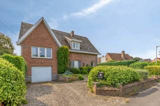 Te renoveren villa op 15a 45ca met zuidgerichte tuin en prachtig uitzicht te Hekelgem!
Op het einde van een doodlopende straat, in een uiterst rustige en groene omgeving, bevindt zich deze grondig te renoveren villa op een prachtig perceel van 15a 45ca. Dankzij de zuidelijke oriëntatie, het weidse uitzicht over de achterliggende velden en het mooie uitbreidingspotentieel biedt deze eigendom tal van mogelijkheden om uw droomwoning te realiseren!
De woning omvat op het gelijkvloers een inkomhal met gastentoilet, een lichtrijke leefruimte met zicht op het groen, een keuken, een veranda en een garage/wasplaats. Op de tussenverdieping bevinden zich 2 slaapkamers, die eveneens perfect dienst kunnen doen als bureau of hobbyruimte. De eerste verdieping beschikt over 2 ruime slaapkamers en een badkamer.
Daarnaast biedt de woning nog een inrichtbare zolder, een extra bergzolder en een ruime kelder, ideaal voor bijkomende woon- of bergruimte.
Extra troeven: de uitzonderlijk rustige ligging, de zuidgerichte tuin, het prachtige open uitzicht en het uitbreidingspotentieel. Bovendien geniet u van een vlotte bereikbaarheid met winkels, scholen en openbaar vervoer in de nabije omgeving.
Een unieke kans voor wie op zoek is naar ruimte, rust en mogelijkheden!
Meer informatie of een bezoek? Contacteer ons via laurens@immoaccenta.be!