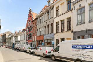 Gelegen in de oudste wijk van Doornik, op een steenworp van de bastions, bestaat dit gemengd gebouw met 3 entiteiten uit het volgende:<br /><br />Op het gelijkvloers: Een grote inkomhal en een mooie kantoorruimte met kitchenette en badkamer.<br /><br />Op de 1e verdieping: Een appartement met woonkamer, keuken, badkamer en één slaapkamer.<br /><br />Op de 2e verdieping: Een duplex met inkomhal, apart toilet, zithoek, half ingerichte keuken, badkamer en twee slaapkamers.<br /><br />In de kelder: Een kelder.<br /><br />TECHNISCH: Individuele tellers voor water/gas/elektriciteit, brandweerverslag in orde, centrale verwarming op gas, houten/PVC-ramen met gedeeltelijk dubbele beglazing, aansluiting op de riolering, duplex verhuurd voor €575/maand, KI €1.561.