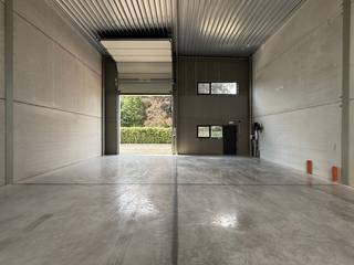 Gloednieuwe KMO-unit met een oppervlakte van <strong>267 m² </strong>te koop. Fantastisch gelegen op slechts 500 m van de <strong>N9 </strong>met een vlotte verbinding naar de <strong>expressweg </strong>Eeklo. <br /><br />De casco opslagruimte met een vrije hoogte van 6 m is toegankelijk via een automatische sectionale poort met een afzonderlijke toegangsdeur. De geïsoleerde loods is verder uitgerust met een lichtstraat met rookluiken. De polybetonvloer biedt een duurzame basis voor diverse opslagbehoeften. Daarnaast zijn er <strong>ramen </strong>aanwezig, die ideaal zijn om een kantoorruimte te creëren. Ook is er een regenwaterpomp voorzien, alsook een zekeringskast. Ruime parkeer- en manoeuvreerruimte op de verharde site. De loods maakt deel uit van het gloednieuwe project " <strong>ZONE CENTRUM</strong> ". Ook andere oppervlaktes beschikbaar. <strong>Beschikbaar bij notariële akte</strong>. Tevens een zeer interessante investering om te verhuren.<br /><br />Contacteer <strong>PANORAMA B2B</strong> voor bijkomende (technische) inlichtingen, plannen of een vrijblijvend plaatsbezoek <strong>0477 02 09 02</strong>.