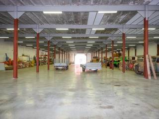 Dit ruime magazijn te koop biedt een uitzonderlijke opslagcapaciteit met een gelijkvloers van 2.200 m² en een volwaardig verdiep van nog eens 2.200 m². Het pand beschikt bovendien over een ruime parking van ca. 1.400 m².Het magazijn is gelegen in een industriezone vlak bij de N9, wat zorgt voor een vlotte bereikbaarheid richting Gent, Brugge en de kust. Er is de mogelijkheid om een goederenlift te plaatsen.Oppervlakte: - Perceel: 3.953 m²- Gelijkvloers magazijn: 2.200 m²- Magazijn op verdiep: 2.200 m²- Parking: ca. 1.400 m²Specificaties: - Gelegen in industriegebied- 2 sectionaalpoorten (6 m x 6 m)- Staalstructuur- Polybetonvloer- Mogelijkheid tot plaatsen van een goederenlift- Vrije hoogte: 5.6 meter- Totale hoogte: 6.5 meterBeschikbaarheid:Beschikbaar na akte.Hebt u interesse in dit magazijn te koop in Eeklo? Neem contact op via business.gent@dewaele.com of 09 245 35 35.