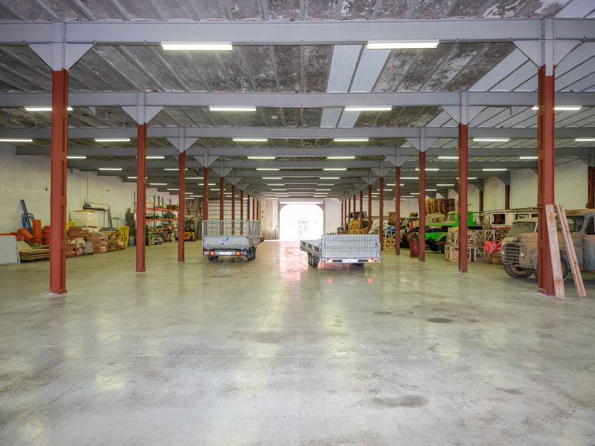 Magazijn (2.200 m²) met verdiep (2.200 m²) te koop in Eeklo - foto 2