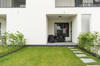 In dit prachtige, luxueus woonerf "Melrose Park" met veel groen kan u de ultieme rust vinden. De ligging is zeer centraal, nabij winkels en openbaar vervoer. <br />Dit gelijkvloers appartement heeft de luxe van zowel vooraan als achteraan een tuintje te hebben, uniek! Verder is het appartement prachtig afgewerkt met een open volledig ingerichte keuken (met combi-oven, koelkast met diepvries, vaatwasser, kookvuur en dampkap), een badkamer met douche, toilet en aansluiting voor de wasmachine, een grote slaapkamer, een terras van 7m², zonnig tuintje vooraan en achteraan ook een tuintje. <br />Supergrote kelderberging van minstens 17m²! <br />Alle verbruik met eigen meters. <br />Maandelijkse kosten 45 euro. <br />Cv op gas, ramen met dubbele beglazing. <br />Beschikbaar vanaf 15-07<br />EPC: 192 (label B)<br />Wees er snel bij!