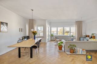 Lumière, luxe et caractère avec une vue magnifique sur Anvers Cet appartement élégant et prêt à l'emploi se trouve dans un emplacement de choix au...