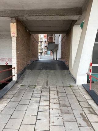 Deze afgesloten garagebox in residentie Flora is super makkelijk inrijbaar.Afmetingen: 2.40 m B x 5.70 m L.Onmiddellijk vrij;Met elektriciteit en...