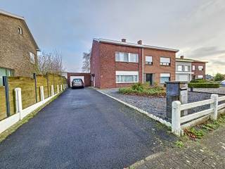 Woning met 117 m² bewoonbare oppervlakte in een rustige straat, met een logische indeling en veel potentieel. De woning heeft een EPC score van 373 (label D) en biedt een degelijke basis voor wie graag nog wil moderniseren naar eigen smaak.<br />Indeling:<br />•inkomhal met trap<br />•lichtrijke leefruimte met eetplaats en zithoek<br />•keuken met zicht op de tuin<br />•badkamer met ligbad<br />•3 slaapkamers<br />•wasplaats/berging<br />•onderhoudsvriendelijke tuin met achteruitgang<br />•oprit met plaats voor meerdere wagens<br />Rustige buurt met vlotte verbindingen en alle voorzieningen in de nabijheid.<br />Voor meer info of een bezichtiging: 0497/895.861<br /><br /><br />