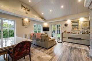 Ben je op zoek naar een rustige verblijfplaats in het groen met comfort, isolatie en ruimte? Deze recente recreatiewoning uit 2016 biedt alles wat...