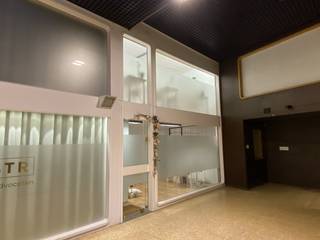 Het handelspand is centraal gelegen in Roeselare, vlak bij de Grote Markt. Het volledig afgewerkte pand van ca. 63m² bestaat uit 2 verdiepingen...