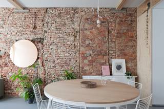 Dit aangenaam, goed gelegen en praktisch ingedeeld appartement werd vormgegeven door een Kortrijkse architect en beschikt over een uitzonderlijk...