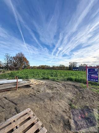 Op zoek naar de ideale plek om uw droomwoning te realiseren? Ontdek deze prachtige bouwgrond van 8a93ca in een recent aangelegde verkaveling in...