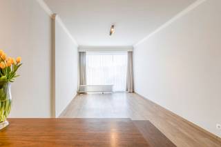 De woonkamer voelt <strong>lichtrijk </strong>aan door de <strong>grote raampartij </strong>aansluitend is hier ook de keuken die voorzien is van een kookvuur, koelkast en vaatwasser. In de badkamer is een bad met douchescherm, lavabo en toilet aanwezig. Verder is er <strong>1-slaapkamer </strong>met zuid gelegen terras en een ruime bergruimte/bureau. Het appartement is voorzien van led spots, gordijnen en is net volledig geschilderd wat maakt dat het volledig <strong>instap klaar</strong> is. <br /><br /><strong>Huurprijs 725 EUR/maand + 50 EUR/maand vaste kosten</strong><br />Onmiddellijk beschikbaar<br /><em>Individuele tellers voor water, gas/elektriciteit</em><br /><br />Stuur een <strong>mail voor een bezoek: cvg@claves.be</strong> of bel: 03/502.98.74