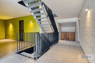 Instapklaar startersappartement met autostaanplaats op uitstekende locatie te Lier.<br /><br />Dit prachtige gebouw bevindt zich op een centrale locatie te Lier, met winkels, scholen, openbaar vervoer en station binnen handbereik. Tevens vlotte verbinding met omliggende gemeenten en ‘de ring van Lier’.<br /><br />We betreden het gebouw via de gezamelijke inkomhal op het gelijkvloers. Deze brengt ons, via lift of trap, tot de privatieve inkom van het appartement.<br /><br />Bij het binnenkomen van het appartement worden we verwelkomd door de inkomhal met gastentoilet en aparte berging waar zich de recent vernieuwde cv ketel bevindt. Verder krijgen we toegang tot de aangename leefruimte met gezellige zithoek en eetplaats met aanpalend volledig geïnstalleerde open keuken. De keuken is voorzien van alle hedendaagse comfort en toestellen.<br />Via de leefruimte is er connectie met de ruime slaapkamer alsook tot de geïnstalleerde badkamer. Aansluiting wasmachine en droogkast bevinden zich achter een inbouwkast in de keuken.<br /><br />Dit recent appartement geniet bijkomend een privatieve autostaanplaats (€20.000) in de ondergrondse parking. Verder zijn hier gezamenlijke fietsenbergingen en aparte bergingen voor afvalcontainers.<br /><br />Bijzonderheden: instapklaar, recent gebouw, lage gezamenlijke kosten, EPC A, elektriciteit conform.<br />Bijkomend is het appartement uitermate geschikt voor verhuur.<br /><br />Aarzel niet ons te contacteren voor verdere vrijblijvende informatie