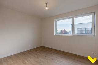 <strong>KIJKDAG - Zaterdag 13 juni tussen 10u en 12u.</strong><br /><br />Moderne BEN-woning met 3 slaapkamers, bureau en carport. Welkom in dit kleinschalige en stijlvolle nieuwbouwproject, waar comfort, energiezuinigheid en moderne architectuur hand in hand gaan. Deze halfopen BEN-woning combineert een hoogwaardige afwerking met een rustige ligging, op een boogscheut van het centrum, winkels, scholen en openbaar vervoer. Hier woont u in alle rust, zonder in te boeten op bereikbaarheid.<br /><br />Indeling & Comfort<br />Bij aankomst parkeert u onder de carport met voorziening voor een laadpaal. Via de groene voortuin betreedt u de inkomhal met gastentoilet en vestiaireruimte. Een doorgang leidt naar de ruime, lichtrijke leefruimte met een volledig open, geïnstalleerde keuken met eiland – dé plek voor gezellige familiemomenten en etentjes met vrienden. Aansluitend vindt u een grote praktische berging met ruimte voor wasmachine en droogkast. Grote raampartijen in de leefruimte zorgen voor een mooie connectie met de volledig omheinde tuin, voorzien van een tuinberging, en het zonnige terras. Hier kan u in alle rust genieten. Op de 1e verdieping bevinden zich nog een nachthal met apart toilet, een badkamer met bad, inloopdouche en dubbele lavabo, 3 slaapkamers en bureau - deze kan ook perfect dienst doen als 4de slaapkamer.<br /><br />Duurzaam & toekomstgericht wonen:<br />• Warmtepomp en vloerverwarming<br />• Zonnepanelen<br />• Ventilatiesysteem D<br />• Hemelwaterrecuperatie<br />• Voorziening voor laadpaal<br />• Slimme sturing via Niko Home Control<br /><br />U koopt een volledig afgewerkte woning met kwalitatieve, hedendaagse materialen volgens het lastenboek. Geen zorgen meer – enkel nog verhuizen!<br /><br />De geadverteerde prijs is exclusief btw en kosten.<br />De geadverteerde prijs inclusief 21% btw, registratierechten op het grondaandeel en aansluitingskosten maar exclusief notariskosten bedraagt 475.280 euro. Meer info of een bezoek plannen? Bel ons op het nummer 014 58 02 08.