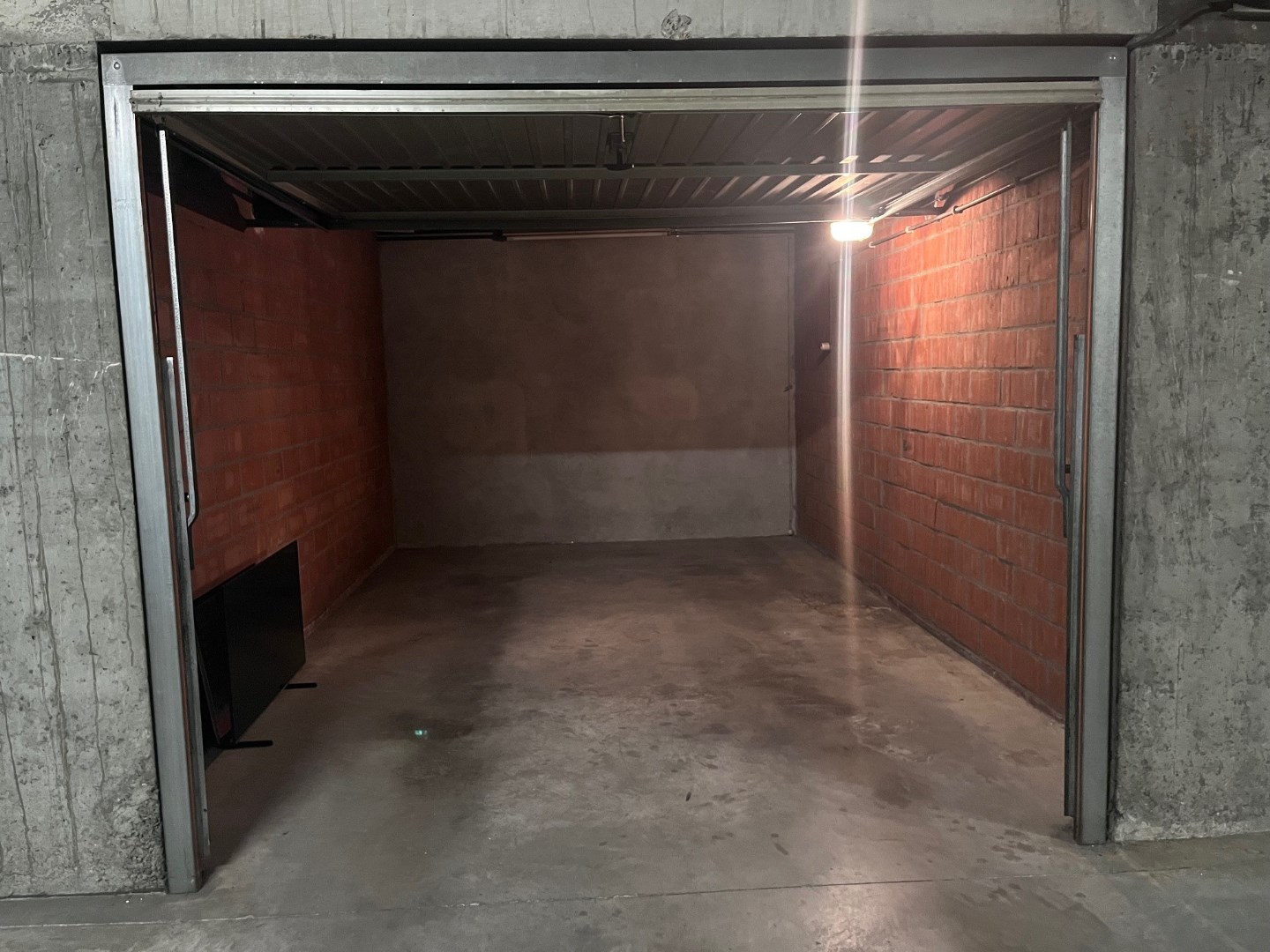 Ondergrondse garagebox met metalen kantelpoort, in Res. Cederboom, inrit Greenhillstraat - foto 1