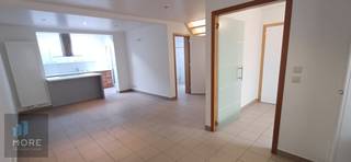 <span><u><strong>À louer en tant que résidence secondaire ou à l'année comme résidence principale non meublée.</strong></u></span><br />Petit chalet avec au rez-de-chaussée un salon lumineux avec cuisine entièrement équipée, cour, débarras et toilettes séparées, salle de bains avec douche, toilettes et lavabo, à l'étage se trouvent deux chambres.<br /><br /><span><strong>Location sous conditions ; Voir www.more.be, "documents" et sous réserve de disponibilité.</strong></span>