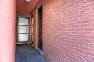 Welkom in de Adrien Van Roeyenstraat 27 b0201 te Zwijndrecht. Dit appartement is gelegen vlakbij het centrum, winkels, invalswegen en het openbaar vervoer. Het gebouw is gebouwd in <strong>2016</strong> en bestaat uit 3 appartementen wat het een <strong>kleinschalig en gezellig</strong> geheel maakt.<br /><br />We stappen binnen en nemen de <strong>trap naar de 2e verdieping</strong>. We komen binnen in de <strong>inkomhal </strong>die ons naar de ruime en lichtrijke <strong>woonkamer </strong>brengt. <br />Vanuit de woonkamer hebben we ook toegang tot het gezellige <strong>terras</strong>. Aansluitend vinden we de <strong>moderne open keuken</strong> uitgerust met oven, microgolf, kookvuur, ijskast, vaatwasser en dubbele spoelbak. Dankzij het <strong>grote kookeiland</strong> is het hier gezellig koken. Bij de keuken hoort nog een <strong>handige berging</strong> met aansluitingen voor wasmachine en droogkast.<br /><br />Aan de andere kant van het appartement vinden we <strong>twee ruime slaapkamers</strong>, een <strong>apart toilet </strong>en een ruime <strong>badkamer</strong>. De badkamer is voorzien van een lavabomeubel en een inloopdouche.<br /><br />Beneden op het gelijkvloers is er nog een<strong> gemeenschappelijke berging </strong>voorzien.<br /><br />Extra: Als extra is er een <strong>garage</strong> inbegrepen in de prijs. Hier is elektriciteit voorzien. De garage bevindt zich in de Adrien Van Roeyenstraat 23 op slechts enkele meters van het appartement.<br /><br /><u><strong>Technisch:</strong></u><br />- EPC: 111 kWh/m2jaar<br />- G-&amp;P-score: A&amp;A<br />- Geen renovatieplicht<br />- Stedenbouw in aanvraag
