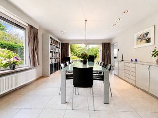 Villa de 6 pièces située dans un cadre verdoyant et très prisé à Sint-Kruis !<br /><br />C'est à De Waterwilgen, un quartier résidentiel particulièrement prisé et verdoyant de Sint-Kruis, que se trouve cette spacieuse villa individuelle de six pièces. La propriété allie des espaces de vie généreux, un agencement bien pensé à une tranquillité et une intimité exceptionnelles. Le cadre résidentiel constitue l’un des atouts majeurs de la demeure, tandis que son emplacement idéal assure un accès aisé au centre de Bruges et à la région environnante.<br /><br />Rez-de-chaussée : vaste hall d’entrée avec vestiaire, toilettes invités et un espace bureau séparé. Pièce à vivre lumineuse dotée d’une cheminée à gaz conviviale, avec une salle à manger équipée de divers placards encastrés. Cuisine entièrement équipée avec des appareils Miele et un îlot central avec coin repas. À proximité se trouvent une buanderie pratique et un espace de rangement séparé. Enfin, la propriété dispose d’un garage intégré, complété par un garage indépendant offrant également un espace de rangement supplémentaire.<br />Premier étage : couloir avec toilettes séparées et quatre chambres à part entière, chacune dotée de placards encastrés, dont une avec dressing attenant. Cet étage dispose également d’une salle de bains entièrement équipée avec douche à l’italienne, baignoire et meuble-lavabo, complétée par une cabine de douche séparée.<br />Deuxième étage : couloir avec deux chambres à coucher à part entière, dont l’une est actuellement aménagée en bureau.<br /><br />La maison a été généreusement équipée de placards encastrés à tous les étages, ce qui a permis d'intégrer discrètement et de manière fonctionnelle des espaces de rangement dans l'intérieur.<br />De plus, la propriété dispose de la climatisation, d'un système d'alarme et d'une vaste installation de panneaux solaires.<br /><br />Le jardin verdoyant et particulièrement intime constitue un prolongement naturel de la maison. Grâce à leurs orientations variées, les trois terrasses distinctes permettent de profiter du soleil et du cadre verdoyant tout au long de la journée, du petit matin jusqu’à tard dans la soirée. Un système d’arrosage facilite en outre l’entretien du jardin.<br /><br />Une propriété particulièrement complète où espace, intimité, verdure et confort de vie se marient à merveille dans l’un des emplacements les plus prisés de Sint-Kruis.<br />Pour plus d’informations ou une visite sans engagement, contactez Céline au 0476/60 60 23 ou envoyez un e-mail à celine@immax.be