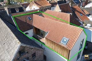 <p><span>Karaktervol, energiezuinig (label B) appartement met 2 slaapkamers en<br />autostaanplaats in het centrum van Borgloon </span><span><br /><br />Op zoek naar een uniek appartement met charme en karakter? Dit prachtige appartement, <br />gelegen op de tweede verdieping van een monumentaal geklasseerd gebouw, bevindt zich in <br />het centrum van Borgloon en combineert authentieke elementen met hedendaags wooncomfort.</span></p><p><span>Bij het betreden van het appartement valt meteen de warme uitstraling op, dankzij de mooie <br />houten balken en de grotendeels aanwezige parketvloer. <br />De lichtrijke leefruimte vormt het hart van het appartement en sluit aan op de keuken.<br />In de keuken zijn volgende toestellen aanwezig: oven, keramische kookplaat met dampkap,<br />afwasmachine en een koelkast. <br />Het appartement beschikt over twee volwaardige slaapkamers, een badkamer, een apart toilet <br />en een praktische berging.<br />De badkamer is voorzien van een ligbad met douchefunctie en een dubbele lavabo met meubel.<br />Daarnaast is er een ruim, zonnig terras aanwezig waar u in alle rust kan genieten. <br /><br />Achteraan het gebouw treft men via de gemeenschappelijke tuin parkeergelegenheid.<br />De huurprijs is inclusief 1 autostaanplaats.</span></p><p><span>Troeven</span></p><ul><li><span>Gelegen in een monumentaal, geklasseerd gebouw </span></li><li><span>Centrale ligging in Borgloon </span></li><li><span>Authentieke elementen (houten balken, parketvloer) </span></li><li><span>2 slaapkamers </span></li><li><span>Terras aanwezig </span></li><li><span>Praktische indeling met berging en apart toilet </span></li><li><span>Autostaanplaats achteraan het gebouw </span></li><li><span>Unieke en sfeervolle woonomgeving</span></li></ul><p><span> </span></p><p><span>Algemene informatie:</span><span><br />Huurprijs: 825 euro/maand<br />Algemene onkosten: 50 euro/maand<br />Vrij vanaf: onmiddellijk<br />Huisdieren: niet toegelaten<br />EPC-waarde: 168 kWh/m² </span></p>