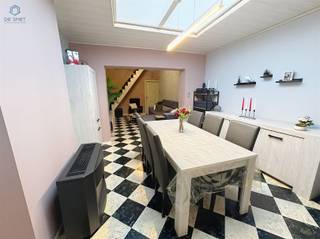 <p><span>Instapklare stadswoning te koop in hartje Geraardsbergen vlakbij station en winkels</span></p><p><span>In het centrum van Geraardsbergen, op wandelafstand van het station en alle winkels, bevindt zich deze volledig instapklare en energiezuinige woning. Dankzij de dubbele beglazing en de kachels op aardgas geniet u hier van optimaal wooncomfort in een rustige straat met alle voorzieningen binnen handbereik.</span></p><p><span>De woning verwelkomt u met een inkomhal en een praktische ruimte vooraan die dienst kan doen als berging, bureau of extra slaapkamer. De open leefruimte met eetplaats biedt een aangename en lichtrijke woonomgeving. Verder op het gelijkvloers vindt u een vernieuwde, volledig uitgeruste keuken en een moderne badkamer. Achteraan is er extra bergruimte en een gezellige koer/terras.</span></p><p><span>Op de eerste verdieping bevinden zich een nachthal en twee slaapkamers. De bovenste verdieping biedt nog een slaapkamer en een zolderruimte met extra mogelijkheden.</span></p><p><span>Dit is een ideale starterswoning, investering of compacte gezinswoning op een uitstekende ligging.</span></p><p><span>Interesse? Reageer via de advertentie; wij contacteren u zelf om een afspraak voor een bezoek in te plannen.</span></p>