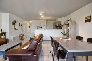 Cet appartement confortable est très bien situé, à quelques mètres de la Grote Markt, du parc de la ville, de la bibliothèque, des magasins,...