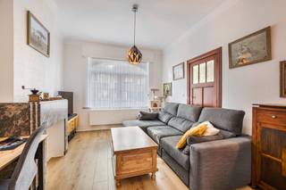 Immo Pické biedt u deze uiterst gunstig gelegen woning aan in de onmiddellijke nabijheid van winkels, openbaar vervoer (bus en trein), scholen, invalswegen en alle voorzieningen. Deze woning beschikt op de gelijkvloerse verdieping over een inkomhal, een leefruimte met eetplaats, in ingerichte keuken en een badkamer. Op de eerste verdieping beschikt de woning over een nachthal met twee ruime slaapkamers (13m² en 19m²). Op de tweede verdieping (zolderverdiep) vinden we een nachthal en een extra slaapkamer (24m²). De woning beschikt tevens over een aantal kelders. Achteraan vinden we nog een leuke tuin met terras. Leuke weetjes: elektriciteit CONFORM tot 2037, centrale verwarming op gas van 2012, vernieuwd dak met isolatie, ... .