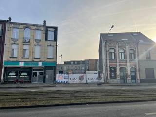 Bouwgrond op supercentrale ligging vlakbij openbaar vervoer, winkels,....Er is een vergunning afgeleverd voor:- kelder met bergingen en...