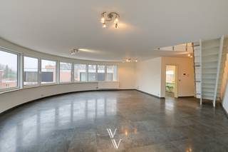 Dit ruime duplexappartement is uitstekend gelegen in het centrum van Zandhoven, op wandelafstand van winkels, scholen, horeca en openbaar vervoer. Een ideale combinatie van ruimte, comfort en een centrale ligging.<br /><br />Het appartement bevindt zich op de tweede en derde verdieping van een kleinschalig gebouw en beschikt over maar liefst vijf volwaardige slaapkamers en twee volledig uitgeruste badkamers, wat het uitermate geschikt maakt voor grotere gezinnen of wie extra ruimte wenst.<br /><br />Op de tweede verdieping komt u binnen via de inkomhal, die toegang geeft tot alle ruimtes. Op deze verdieping bevinden zich twee slaapkamers. Verder vindt u hier een apart gastentoilet, een praktische wasplaats en een badkamer uitgerust met een bad/douche, dubbele lavabo en toilet. Via de nachthal bereikt u ook het zonnige terras.<br /><br />De lichtrijke leefruimte met grote raampartijen zorgt voor een aangename natuurlijke lichtinval en een open gevoel. De tijdloze keuken bevindt zich in een aparte ruimte, wat zorgt voor rust en comfort tijdens het koken.<br /><br />Via de trap in de leefruimte bereikt u de bovenverdieping. Hier bevinden zich nog drie bijkomende slaapkamers. Bovenaan de trap is een ruime, lichtrijke polyvalente ruimte, ideaal als bureau, speel- of hobbyruimte. Op deze verdieping is er bovendien een tweede badkamer, identiek uitgerust met bad/douche, dubbele lavabo en toilet, evenals twee ruime bergingen.<br />Via een uitklapbare trap is de zolder bereikbaar, die zich uitstrekt over de volledige woning en extra opbergruimte biedt.<br /><br />Tot slot beschikt het gebouw over een gemeenschappelijke kelderverdieping met bijkomende bergruimte en parkeermogelijkheden.<br />Een autostaanplaats kan optioneel worden aangekocht aan € 15.000.<br /><br />Troeven op een rij:<br />EPC: 142 kWh/m² – Label B (energiezuinig)<br />Centrale ligging met alles vlot bereikbaar<br />Open zicht<br />Zeer ruime indeling met veel mogelijkheden<br />Elektriciteit conform<br /><br />*inpressie ter illustratie van de mogelijkheden<br />Stedenbouwkundige inlichtingen in aanvraag.<br />Kwartaalprovisie gemeenschap: €423/kwartaal = €141/mnd<br /><br />Bent u op zoek naar een ruim duplex appartement?<br />Plan uw bezoek via nel@vanbredavastgoed.be of bel 03/866 26 73.