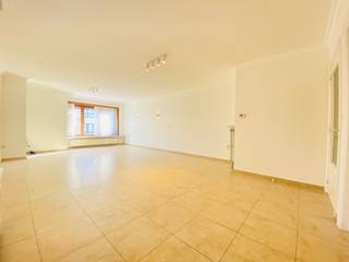 Instapklaar en ruim appartement met 3 slaapkamers, gelegen op een centrale locatie in Wevelgem. De lichtrijke leefruimte sluit aan op een...