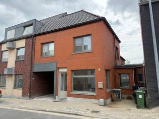 Dans une rue calme, à proximité du centre ville d'Herzele, cette élégante maison trois façade offre de beaux volumes.L'immense séjour avec cuisine...