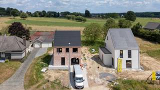Geniet van de harmonie tussen hedendaags comfort en toekomstgericht wonen nabij Ninove!LIGGINGDeze energiezuinige villa (E-peil 30) gelegen op een...