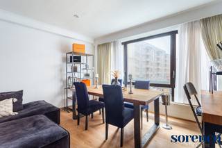 <strong>Het Zuid – comfortabel en lichtrijk 2 slaapkamerappartement met terras op een toplocatie. Het appartement is gelegen midden in het bruisende Antwerpen , het trendy 't Zuid, nabij het Koninklijk Museum voor Schone Kunsten, park Dok Zuid, winkels, trendy eetgelegenheden, scholen, openbaar vervoer, belangrijke in-en uitvalswegen.<br /><br /></strong>
<p>INDELING: <br />U betreedt het appartement via de centrale INKOMHAL met apart toilet en vestiaire. De ruime en lichtrijke LEEFRUIMTE van ca. 30m² met open KEUKEN is volledig geïnstalleerd en voorzien van opbergkasten en toestellen; een kookplaat, dampkap, afwasmachine en een koelkast met diepvries. Via het grote raam heeft u toegang tot het gezellige TERRAS van ca. 2m².<br /><br />Aan de voorzijde bevindt zich de eerste SLAAPKAMER van ca. 10m², gevolgd door de BADKAMER van ca. 8,5m², uitgerust met een ruime douchecabine, wasmeubel en aansluiting voor wasmachine en droogkast. Aansluitend ligt de tweede SLAAPKAMER van ca. 15m².</p>
<br /><span><strong>BIJZONDERHEDEN:</strong></span><br />* <span>Toplocatie in het centrum van Antwerpen, gelegen aan 't Zuid<br /></span>* Comfortabel 2 slaapkamer appartement <br />* Gezellig terrasje<br />* EPC: 190kWh/m²