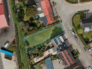 VERKOCHT - COMPROMIS IN OPMAAK!<br /><br />Dit mooi perceel van 357 vierkante meter, geschikt voor HALFOPEN BEBOUWING, is gelegen op een TOPlocatie aan het centrum van Destelbergen. De grond bevindt zich aan een leuke woonwijk, met het centrum om de hoek. Het perceel heeft een mooie breedte van +- 10 meter en een ruim woonhuis met mooie bewoonbare oppervlakte is perfect mogelijk!<br /><br />Meer info? Graag een mail naar hallo@wijsvastgoed.be! We nemen dan spoedig contact op.