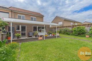 MERE - In een rustige en kindvriendelijke verkaveling te Mere bevindt zich deze verzorgde en leuke gezinswoning. De woning werd doorheen de...