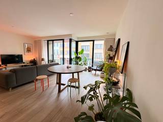 <div>
<div>
<section>
<div>
<div>
<div>
<div>
<div>
<div>
<p>In de<strong> </strong>Kronenburgstraat bevindt zich dit stijlvolle en lichtrijke tweeslaapkamerappartement, waar hedendaags wooncomfort en een centrale ligging mooi samenkomen. De grote raampartijen zorgen voor veel natuurlijk licht en geven rechtstreeks toegang tot het aangename terras aan de voorzijde.</p>
<p>Het appartement beschikt over een<strong> </strong>ruime leefruimte met open keuken. De moderne, volledig geïntegreerde keuken is strak afgewerkt en voorzien van verschillende inbouwtoestellen (microgolfoven, oven, vaatwasser,...). Dankzij de open indeling vormt ze één geheel met de eet- en woonkamer.</p>
<p>Verder zijn er twee slaapkamers, met opnieuw toegang tot het terras. De badkamer is uitgerust met een dubbele wastafel en inloopdouche. Daarnaast is er een afzonderlijk gastentoilet met handenwasser.</p>
<p>Een praktische berging/wasruimte biedt plaats voor wasmachine en droogkast en zorgt voor extra opbergruimte. Het appartement geniet bovendien van een moderne afwerking, een mooie doorlopende vloer en veel lichtinval.</p>
<p>De ligging in de Kronenburgstraat vormt een extra troef: u woont op een levendige en centrale locatie in Antwerpen, met winkels, horeca en andere voorzieningen binnen handbereik.</p>
</div>
</div>
</div>
</div>
<div><em><span><strong>Beschikbaar vanaf 1/10/'26</strong></span></em></div>
</div>
<div>
<div></div>
</div>
</div>
</section>
</div>
</div>
<div></div>