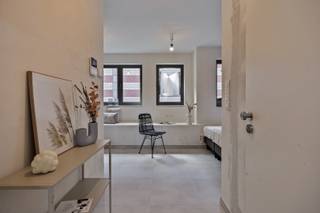 Bij binnenkomst in de studio vinden we een leefruimte met een open keuken die is voorzien van de nieuwste apparatuur en hoogwaardige materialen. <br /><br />Verder is de badkamer uitgerust met een douche, toilet en een wastafel. Alle voorzieningen zijn van topkwaliteit en zorgen voor een luxueuze uitstraling.<br /><br />De studio voldoet aan de BEN-norm (Epeil 30). De verwarming is met een warmtepomp met vloerverwarming.<br /><br />Kelderbergingen en staanplaatsen / garageboxen zijn nog beschikbaar. Alle staanplaatsen en garageboxen zijn voorzien om elektrisch te laden. <br /><br />Uniek is de onderhoudsvriendelijke, gemeenschappelijk aangelegde gemeenschappelijke tuin. De mogelijkheid bestaat om te domiciliëring in de studio is mogelijk.<br /><br />De gemeenschappelijke kosten bedragen amper 30 euro/maand! <br /><br />Mogelijk om te kopen met 6% BTW, mits voldaan wordt aan de voorwaarden.<br /><br />Vlotte bereikbaarheid, op 1 min van de ring en 5 min van de E314 en E40, 5 min wandelen naar de grote markt.<br /><br />Deze studio maakt deel uit van het nieuwbouwproject Tymple Greens, via volgende link kan u alle info over het volledige project en alle beschikbaarheden vinden: https://tymplegreens.immo/<br /><br />Neem contact met ons op voor een bezichtiging of meer informatie.