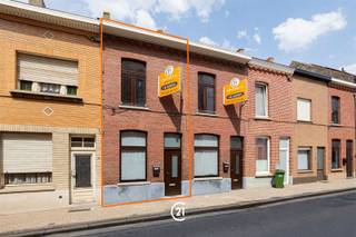 <p>Instapklare woning in het centrum van Zottegem!</p><p>Op wandelafstand van het centrum vind u deze charmante gesloten bebouwing met tuin.<br />De woning beschikt over een knusse leefruimte met aansluitende keuken, waar een lichtkoepel zorgt voor aangename lichtinval. <br />Verder treft u op de gelijkvloers ook de badkamer met toilet.</p><p>Dit jaar werd een nieuwe badkamer, als ook een nieuwe keuken geplaatst.</p><p>Vervolgens biedt de eerste verdieping twee slaapkamers en zorgt de zolderruimte voor de mogelijkheid tot het creëren van een extra kamer.<br />De woning omvat bovendien ook een praktische kelder en aangename stadstuin.</p><p>Ideaal voor wie zijn eigen plekje wil creëren in het levendige Zottegem of als investeringseigendom! Bent u benieuwd geworden naar wat dit pand u allemaal te bieden heeft? Aarzel niet en contacteer ons kantoor voor meer informatie of het inplannen van een bezoek. Tot snel!</p>