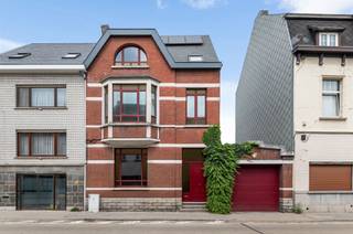 Charmante woning te Mechelen, vol authentieke elementen zoals glas-in-lood, hoge plafonds en sierlijke schouwen. De royale leefruimte met...