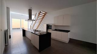 Instapklare en comfortabele 2-slaapkamerwoning met ruim STADSTERRAS op een uitstekende ligging in het centrum van Brugge.Dichtbij de vele...