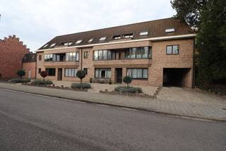 INDELINGInkomhal met vestiairekast, ruime woonkamer met videofoon, keuken met formica aanbouwkeuken met spoeltafel met 1 spoelbak, afzuigkap,...