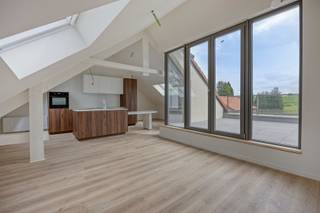 <p><span>Vlakbij de gezellige dorpskern van Hoegaarden en alle belangrijke invalswegen, met een perfecte verbinding naar Leuven en andere omliggende steden, zijn wij verheugd, dit zopas gerenoveerd en energiezuinig appartement te koop aan te bieden. Dit ruim eigendom met een nuttige bewoonbare oppervlakte van ca. 157 m² bevindt zich in een verkeersluwe straat en omvat een inkomhal, een gastentoilet, een berging en een douchekamer. Verder beschikt dit appartement over 3 volwaardige slaapkamers en over een volledig uitgeruste badkamer. Het tweede verdiep telt op haar beurt een volledig ingerichte keuken, een cosy leefruimte en een groot terras met permanente zoninval. Daarnaast telt het appartement nog een fietsenberging en een autostaanplaats. Kortom, dit energiezuinig eigendom gesitueerd in een centrale doch rustige ligging is zeker uw bezoek waard. Ideaal als eerste bewoning, voor gezinnen of als investering met opwaarts potentieel. Voor snelle beslissers. Een absolute aanrader!</span></p><p><span> </span></p>
