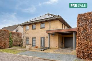 Very well maintained open building for sale in Boomlayout:ground floor:- spacious entrance hall- guest toilet- living room with lots of light- equipped kitchen- garage- porch- maintenance-friendly garden with terrace and garden house- carportFirst floor:- bedroom 1 (approx. 15m²)- bathroom with shower, bath, double sink and toilet- bedroom 2 (ca.14m²)- walk-in dressing (approx. 4m²)- bedroom 3 (ca.15m²)Location: This house for sale in Boom is located in the Kleistraat, next to the De Schorre recreational domain. Antwerp, Brussels and Mechelen are easily and quickly accessible via the A12 (5 min) and E19 (10 min).Details: - near De Schorre - excellent location- spacious garden- bright porch- solar boiler and solar panels + green certificates- home battery - air-air heat pump- air conditioners- sun protectionAre you looking for a spacious, ready-to-move-in house for sale in Boom? Please feel free to contact one of our colleagues at Dewaele real estate.