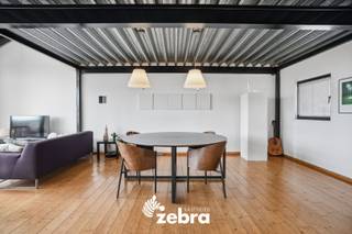 Deze unieke, architecturale woning bevindt zich op een boogscheut van het centrum van Meulebeke.<br />De woning geniet van een uitstekende bereikbaarheid en ligt op wandel- en fietsafstand van diverse winkels, horeca, openbaar vervoer en sportfaciliteiten.<br /><br />De indeling van de woning is als volgt:<br />Op het gelijkvloers vindt u een inkomhal, aparte bureauruimte, 1 ruime slaapkamer (mogelijk om op te splitsen naar 2 aparte slaapkamers), 1 toilet, een ruime carport/autostaanplaats en een ruime garage die ook toegang biedt tot het terras en tuin.<br /><br />Het eerste verdiep bestaat uit een grote open leefruimte met keuken en eethoek. Deze ruimte is voorzien van grote raampartijen waardoor er een overvloed aan natuurlijk licht aanwezig is. Vanuit de woonkamer kan u ook het gezellig dakterras betreden.<br /><br />Het tweede verdiep is voorzien van een master bedroom en op maakt gemaakte kasten met verlichting. Daarnaast kan u ook nog een badkamer terugvinden, die voorzien is van bad, douche, toilet en dubbele wastafel.<br /><br />Deze woning biedt een ideale kans voor wie woon en werken wenst te combineren.<br />Ter info: aankoop via aandelentransactie is ook mogelijk.<br /><br /><strong>Ook wild geworden van deze thuis?<br />Twijfel niet langer en leg vandaag nog uw bezoek vast!</strong>